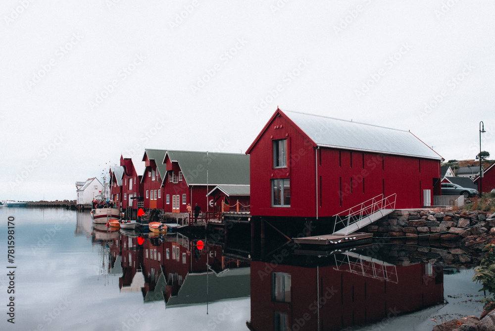 Φωτογραφία The red fishermen's hut on the Atlantic ocean in the village of Bud, Norway