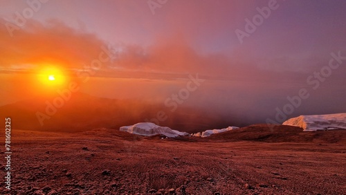 Sonnenaufgang mit wunderschönem Morgenrot am Gipfel des Kilimanjaros mit Gletscherresten
