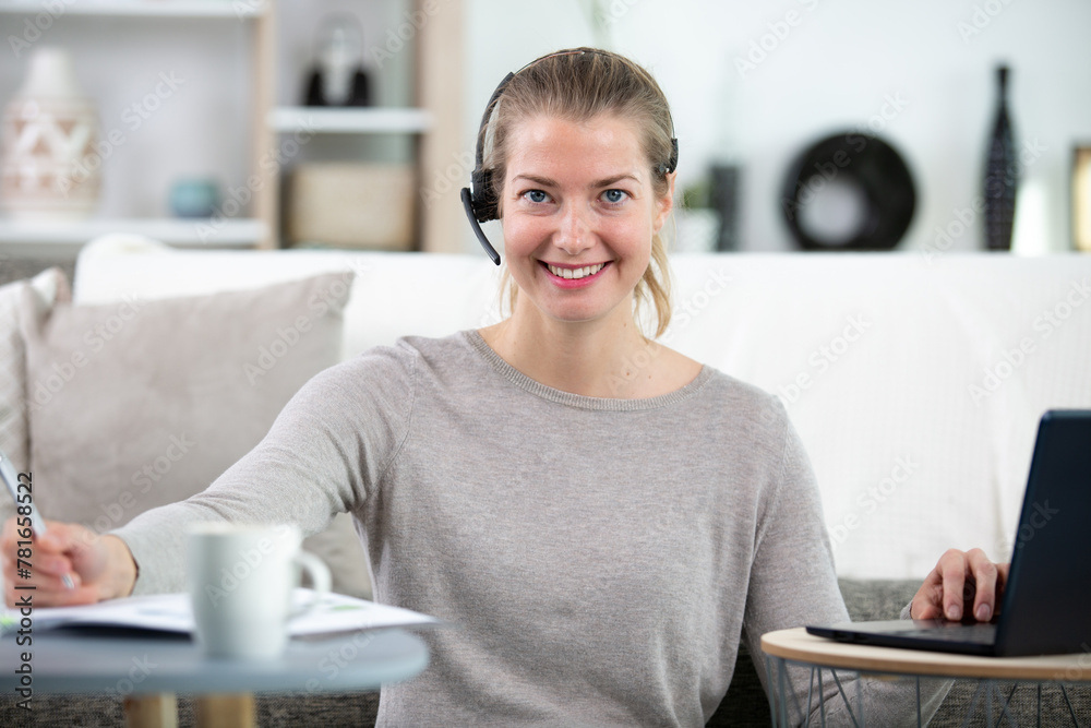 young businesswoman working from home - obrazy, fototapety, plakaty 