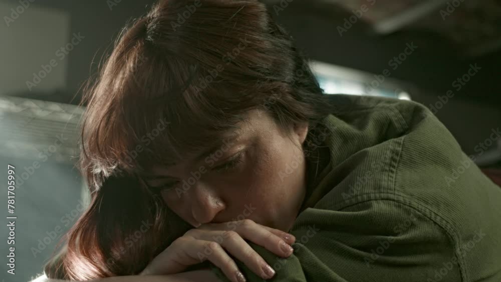 Introspección en la oscuridad: Mujer solitaria en la lavandería.