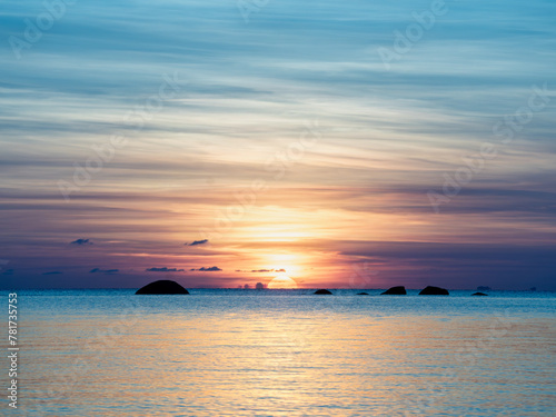 romantischer Sonnenuntergang in Thailand mit einem Fischerboot für Poster