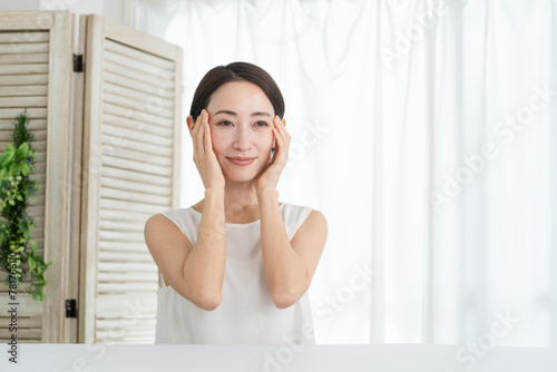 Free Download スキンケアをする若い女性　ビューティーイメージ - GFXLoad
