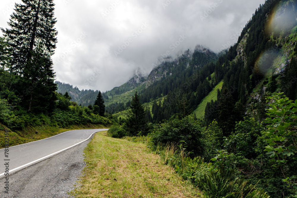 Naklejka premium Regenstraße in den Alpen