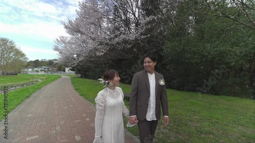 桜の咲く春の日のカジュアルウエディング