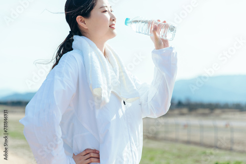 トレーニング後の水分補給　woman water after workout