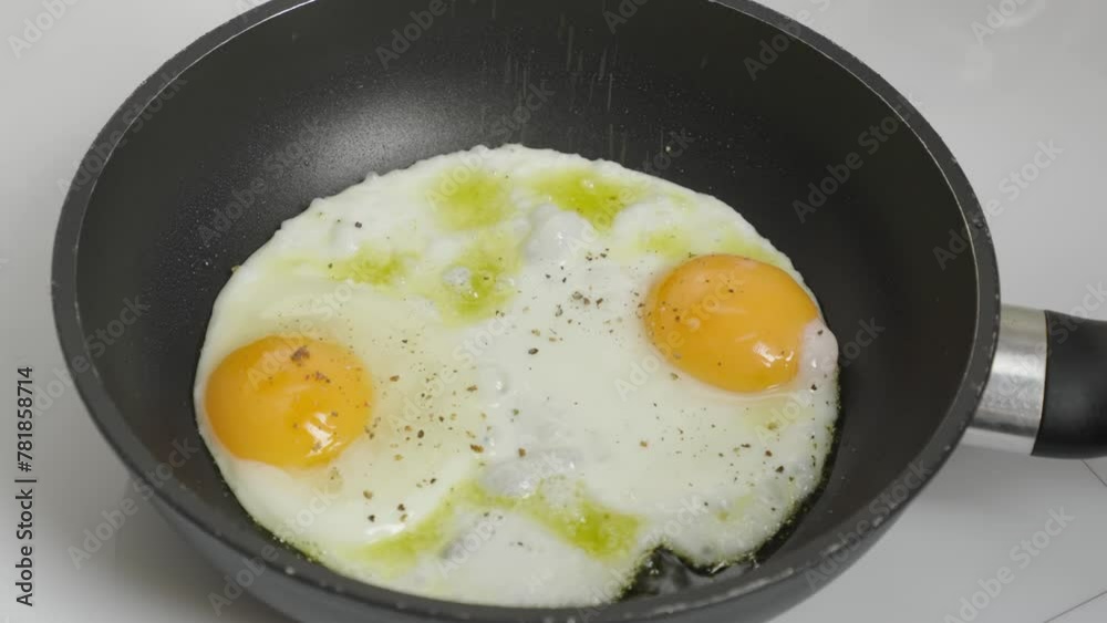 The video depicts a delicious omelette cooking in a skillet, filling the kitchen with aroma and creating a cozy atmosphere. Suitable for culinary recipe videos and food advertising The video depicts a delicious omelette cooking in a skillet, filling the kitchen with aroma and creating a cozy atmosphere. Suitable for culinary recipe videos and food advertising