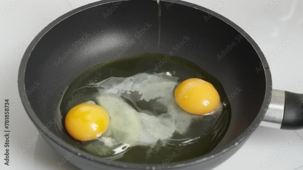 The video depicts a delicious omelette cooking in a skillet, filling the kitchen with aroma and creating a cozy atmosphere. Suitable for culinary recipe videos and food advertising The video depicts a delicious omelette cooking in a skillet, filling the kitchen with aroma and creating a cozy atmosphere. Suitable for culinary recipe videos and food advertising
