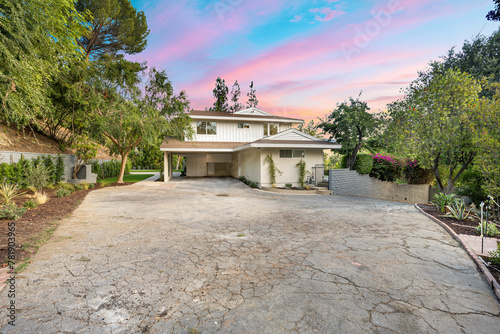 Φωτογραφία Remodeled Los Angeles home with a vacant concrete driveway