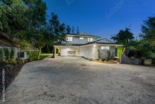 Remodeled Los Angeles home with a vacant concrete driveway © Wirestock