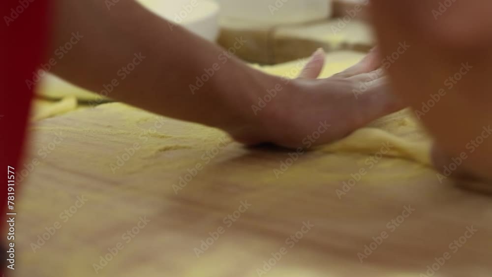 밀가루 반죽을 잘라 손으로 밀어 꽈배기 모양의 반죽을 만드는 모습