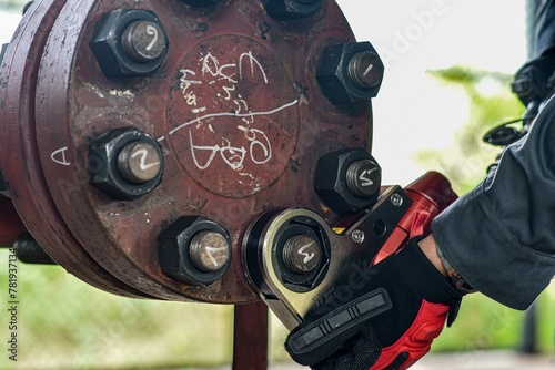 hydraulic torque wrench