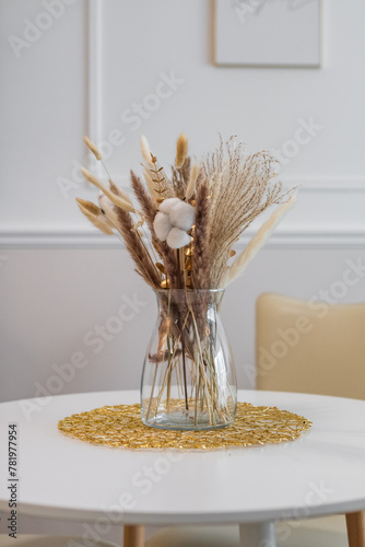 Kwiatek w wazonie na stole