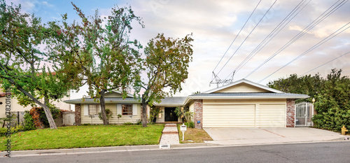 Foto Front yard with palm trees and two garages in a row in Encino, California