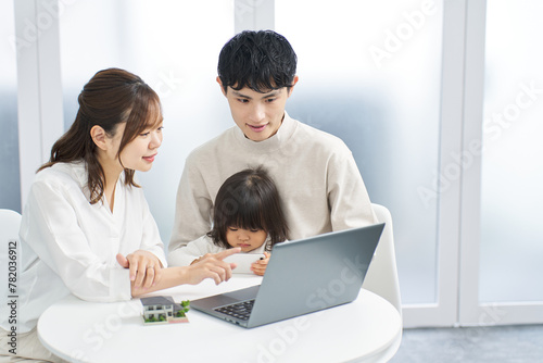 不動産を検討する家族