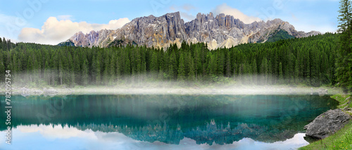 Karer See im Dunst mit Latemar-Bergmassiv, Welschnofen, Eggental, Dolomiten, Südtirol, Italien, Europa, Panorama 