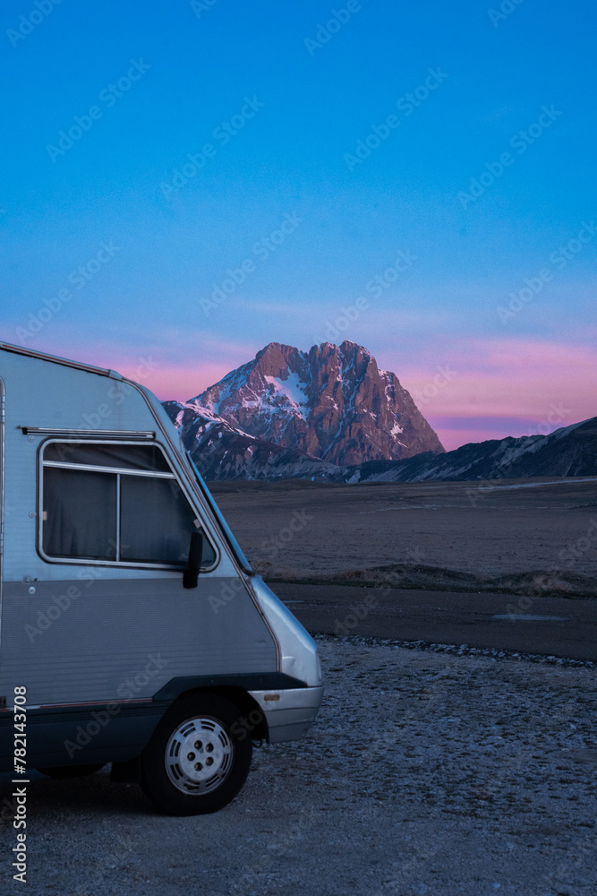 Obraz premium Alba con il camper dabanti il gran sasso