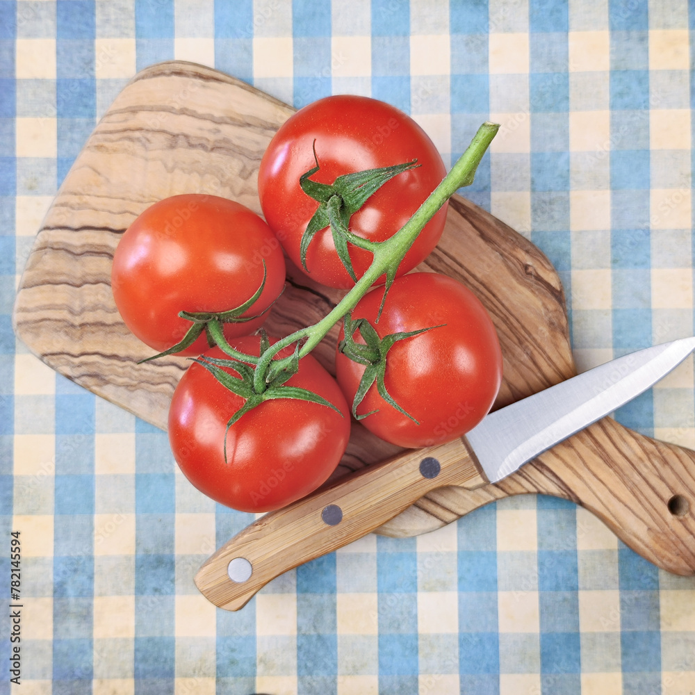 grappe de tomates, vue du dessus, sur une planche à découper grappe de tomates, vue du dessus, sur une planche à découper