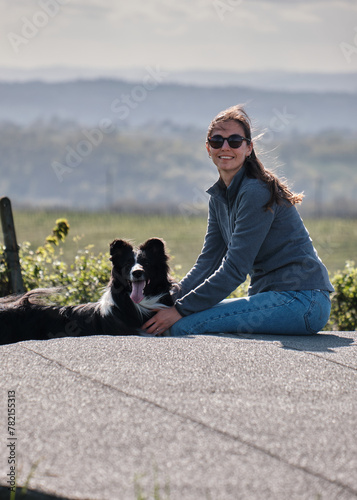 Foto scattata nelle colline attorno Tassarolo durante il periodo primaverile ad una ragazza e al suo cucciolo di border collie.