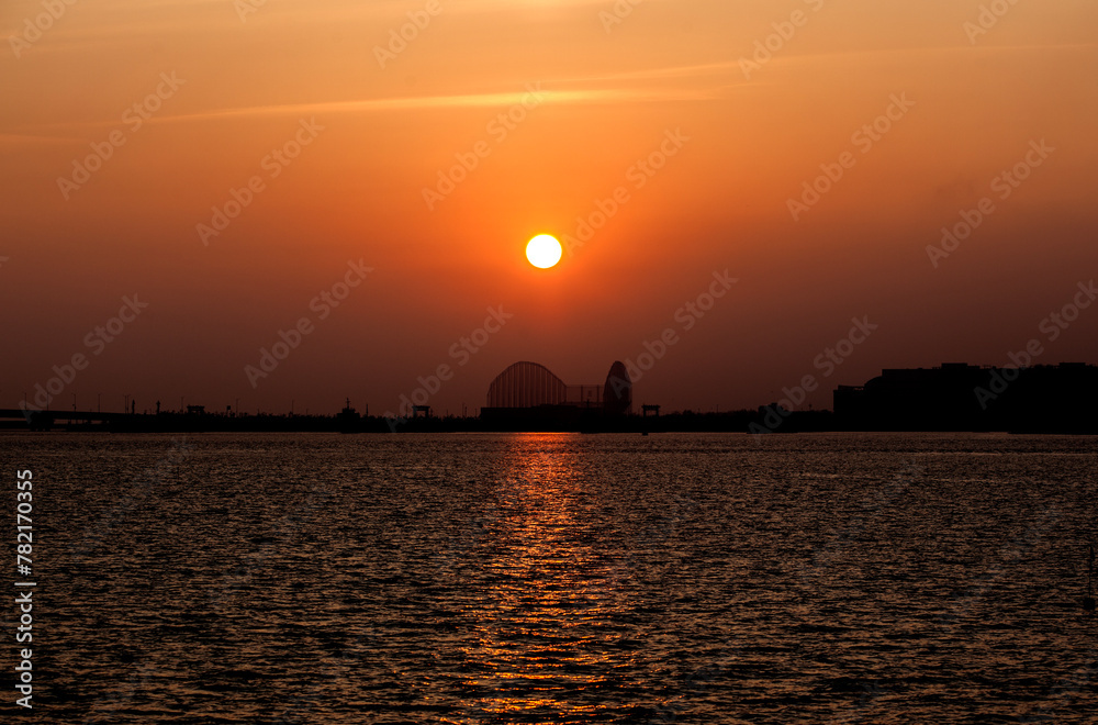 Naklejka premium View of the sunset on the sea