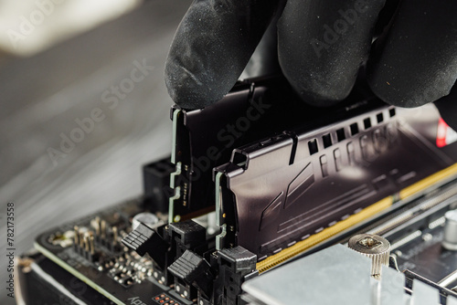 a specialist installs DDR-5 memory on the latest motherboard © Narsil