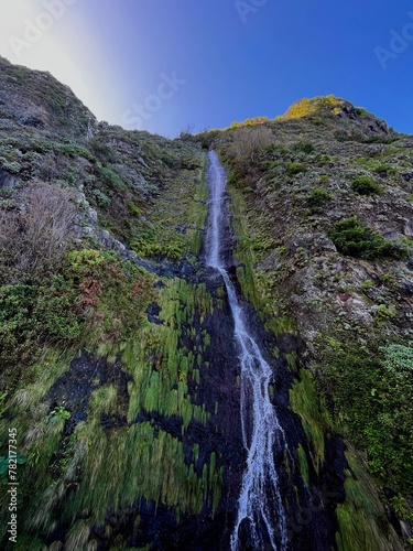 Obraz na płótnie waterfall in the mountains w salonie