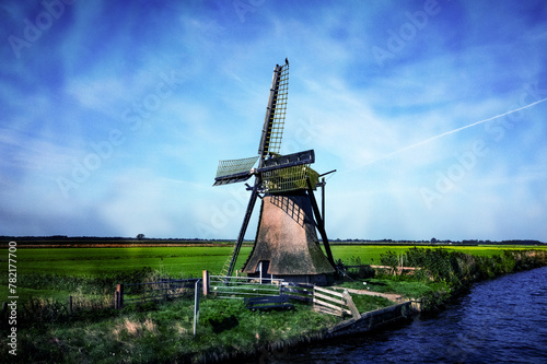 Windmühle mit Reeddach am Fluss