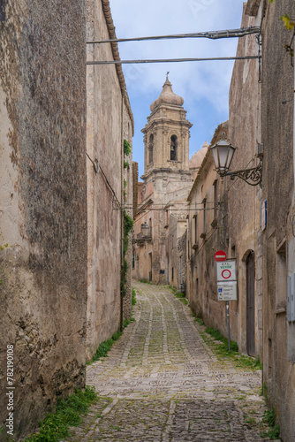 Centro storico di Erice  in provincia di Trapani. Piccola strada acciottolata ed edifici residenziali in pietra. Sicilia  Italia.
