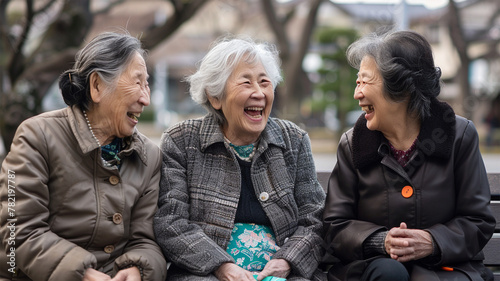 笑顔で会話する日本人のシニア女性