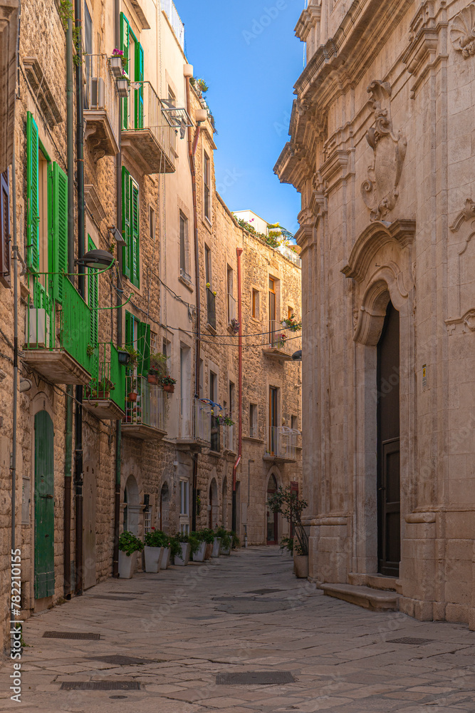 Centro storico di Molfetta. Piccola strada acciottolata ed edifici residenziali in pietra. Puglia, Italia.