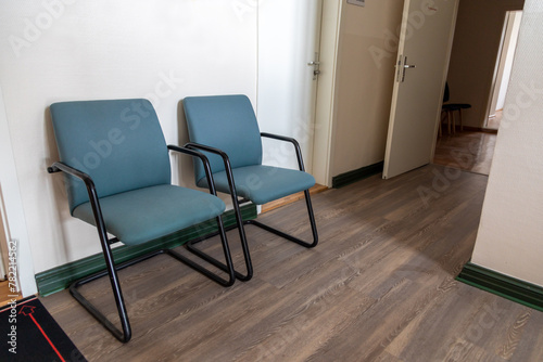 Zwei Stühle bei einem Hausarzt photo