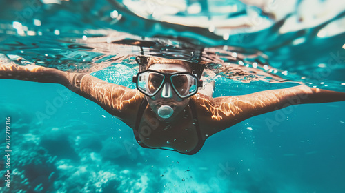 a woman wearing goggles swims in the water © Meritxell Cid