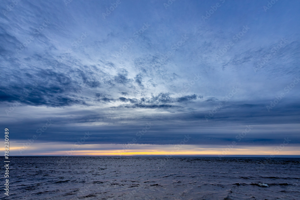 Obraz premium Sunset in cold spring on the seashore