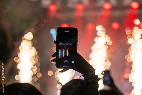 Fan uses cellphone to record concert © Mauro Rodrigues