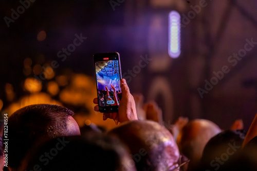 Fan uses cellphone to record concert © Mauro Rodrigues