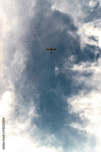 Avioneta en el cielo patagónico