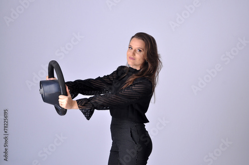 jovem mulher segurando volante de automovel, conceito de aprendizagem auto escola, carteira de motorista  photo