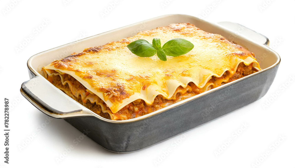 Lasagne in auflaufform isoliert auf weißen Hintergrund, Freisteller Lasagne in auflaufform isoliert auf weißen Hintergrund, Freisteller
