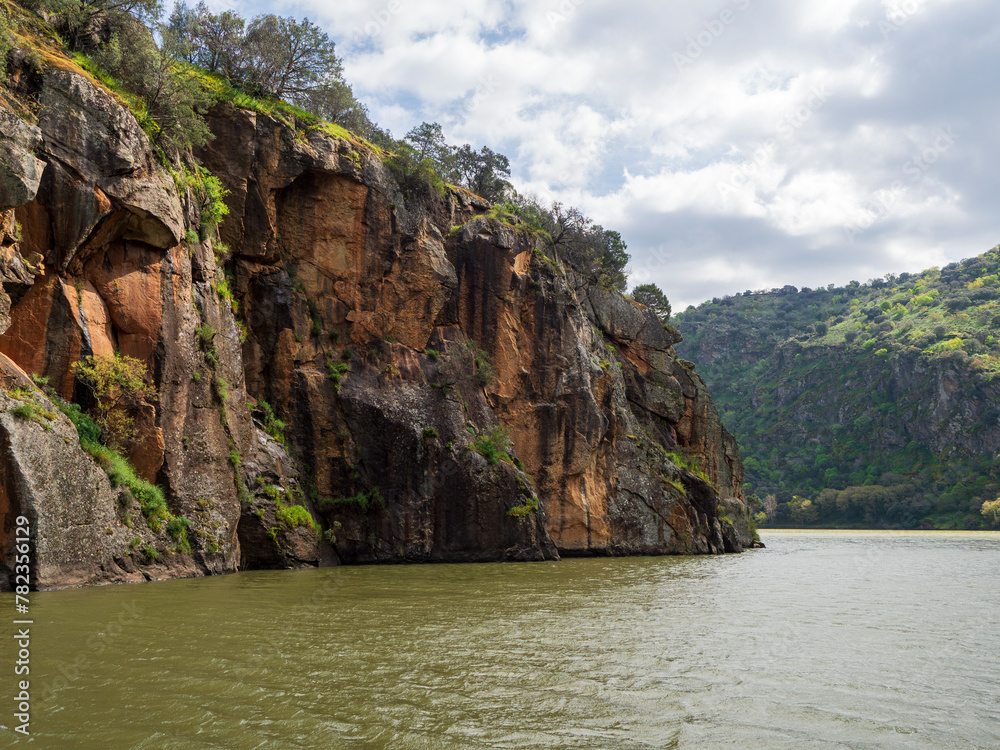 Rio Duero entre los cañones de los Arribes del Duero entre España y Portugal