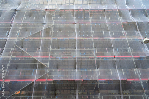 Baugerüst, Gerüst mit Gerüstschutznetz, Netz an der Fassade eines Wohnhauses, Baustelle im Wohnungsbau, Wohnungsbau-Not, Malmö, Schweden