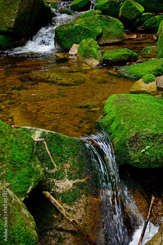 wodospad górski, krajobraz z wodą, ruch zamrożony, pluskająca woda, płynąca woda, strumień, waterfall, water, flowing water, stream, górski potok, wartki strumień płynący miedzy omszonymi kamieniami 