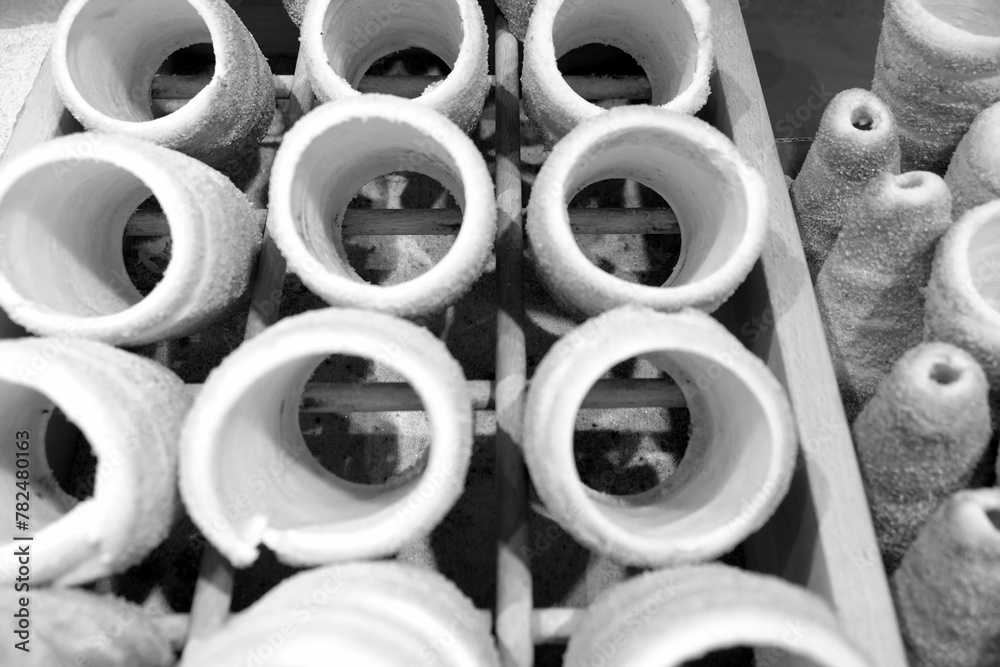 Baumstrietzel oder Trdelnik aus Hefeteig auf Holzstöcken über dem Feuer im Ofen gebacken am Wenzelsplatz in der Neustadt von Prag an der Moldau in Tschechien in neorealistischem Schwarzweiß Baumstrietzel oder Trdelnik aus Hefeteig auf Holzstöcken über dem Feuer im Ofen gebacken am Wenzelsplatz in der Neustadt von Prag an der Moldau in Tschechien in neorealistischem Schwarzweiß