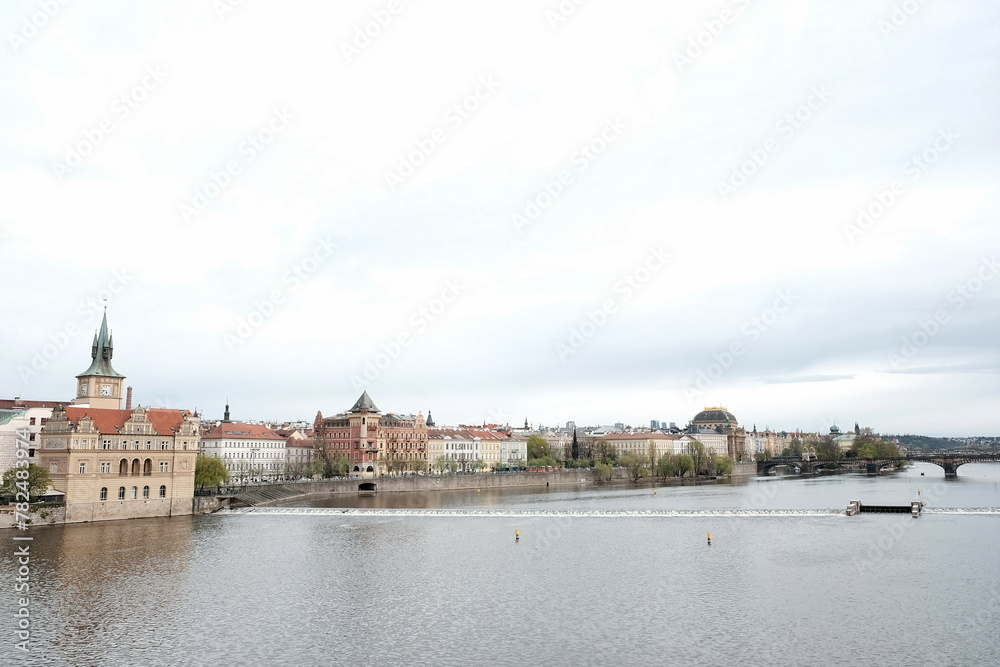 Blick von der Karlsbrücke auf die Moldau und die Altstadt von Prag mit Altstädter Wasserturm und Bedrich Smetana Museum mit Wolken bei Regenwetter im Frühling in Tschechien Blick von der Karlsbrücke auf die Moldau und die Altstadt von Prag mit Altstädter Wasserturm und Bedrich Smetana Museum mit Wolken bei Regenwetter im Frühling in Tschechien