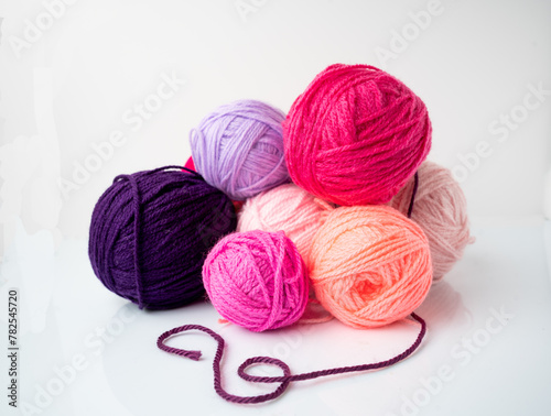 balls of wool yarn different pink tones