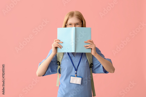 Female medical assistant wi...