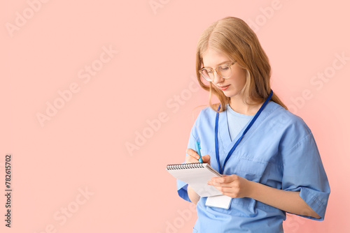 Female medical assistant wi...