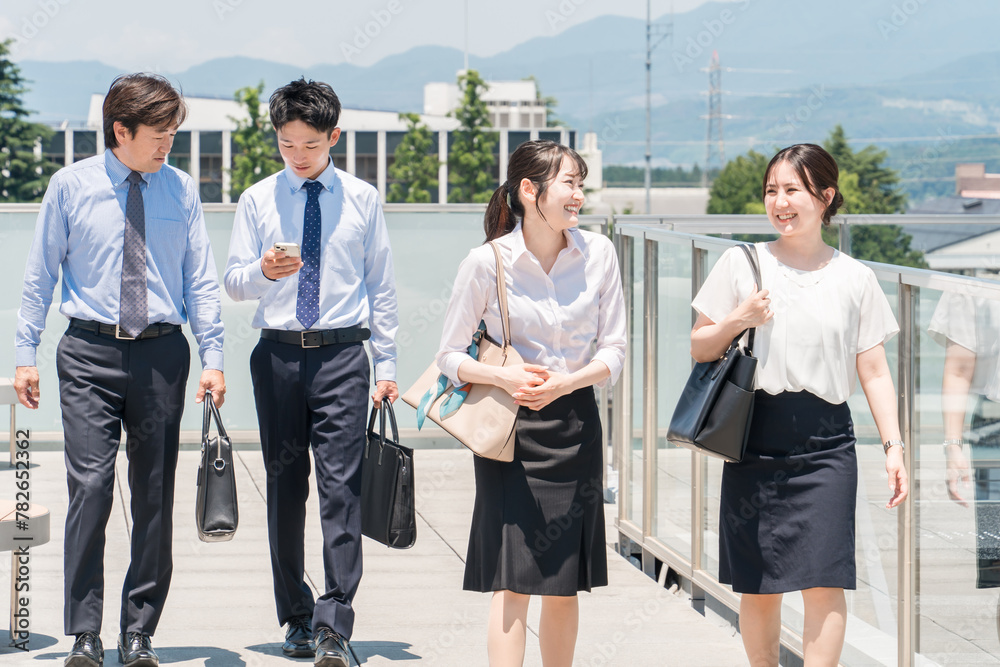Fototapeta premium お昼休み・ランチ・通勤・出勤・帰宅・帰社するビジネスウーマンとビジネスマン(男女)