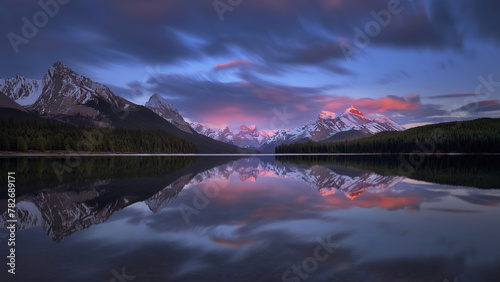 Crystal-Clear Lake Reflects Majestic Mountains: Stunning Nature Photography