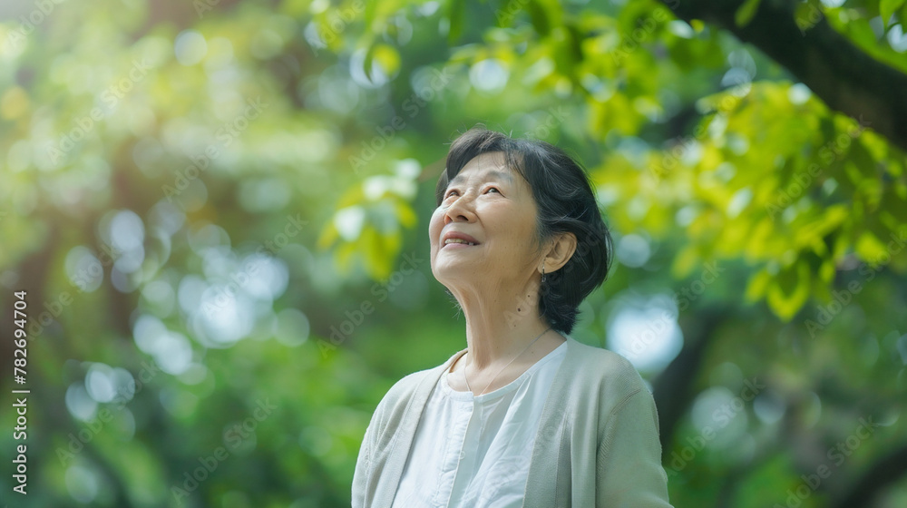 公園にいる70代の女性シニア 公園にいる70代の女性シニア