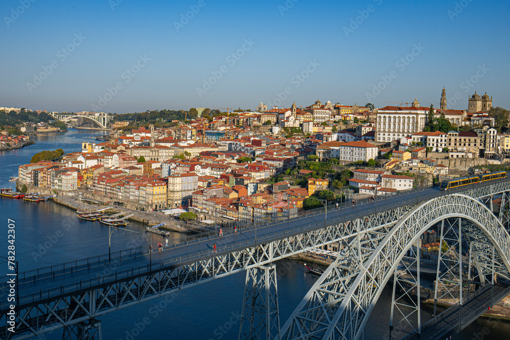 Obraz premium The sunrise view of the cityscape in Porto, Portugal.