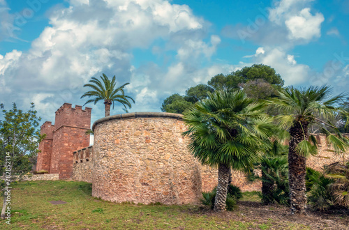 Foto Ruins of the gates and ramparts of the castle of Casteldefels, Catalonia, Spain